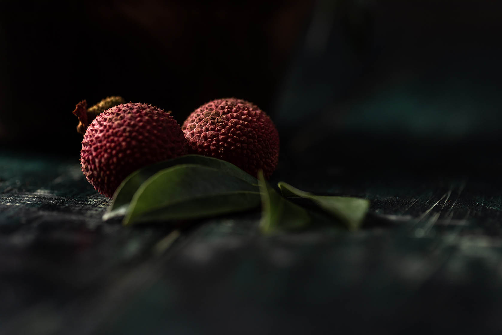 Litchi is placed in a wooden plate peeled or unopened on a dar | Puree Arete Photo of Lychee - link to article