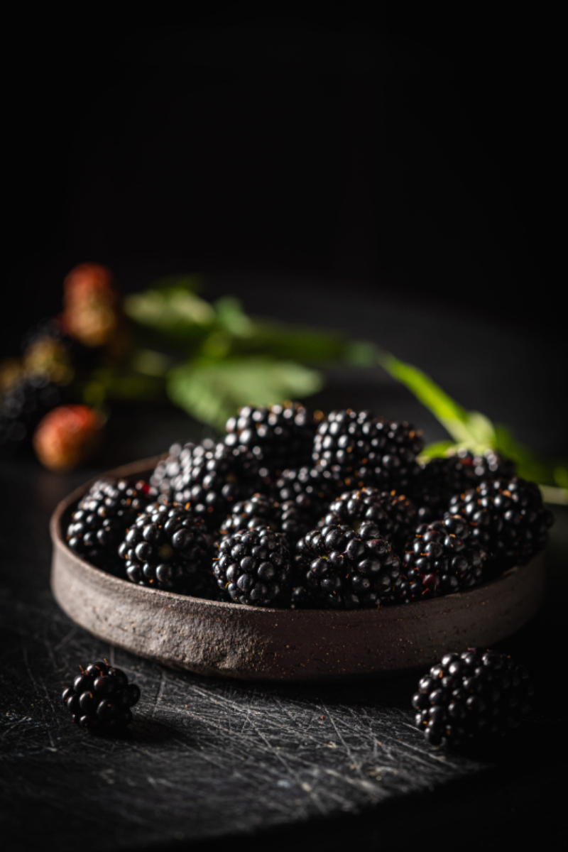 Ripe blackberries with leaves | Puree Arete Fresh ripe blackberries for blackberry purée and food product development